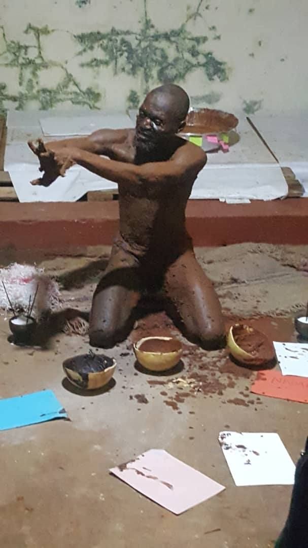 Elisée Omoko, Artiste Performeur Camerounais, lors du Festival Perform'Action Green 4 à Yaoundé
