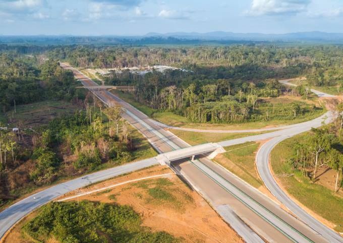Vue aérienne de l'autoroute Kribi-Lolabe