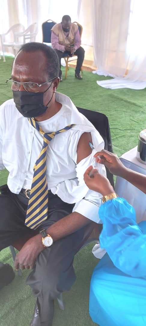 Le Pr SHANDA TONME a reçu le vaccin le 12 avril 2021 à 13hr au centre de vaccination ORCA à  Yaoundé, ceci  pour l'exemple et pour la mobilisation des populations cibles.